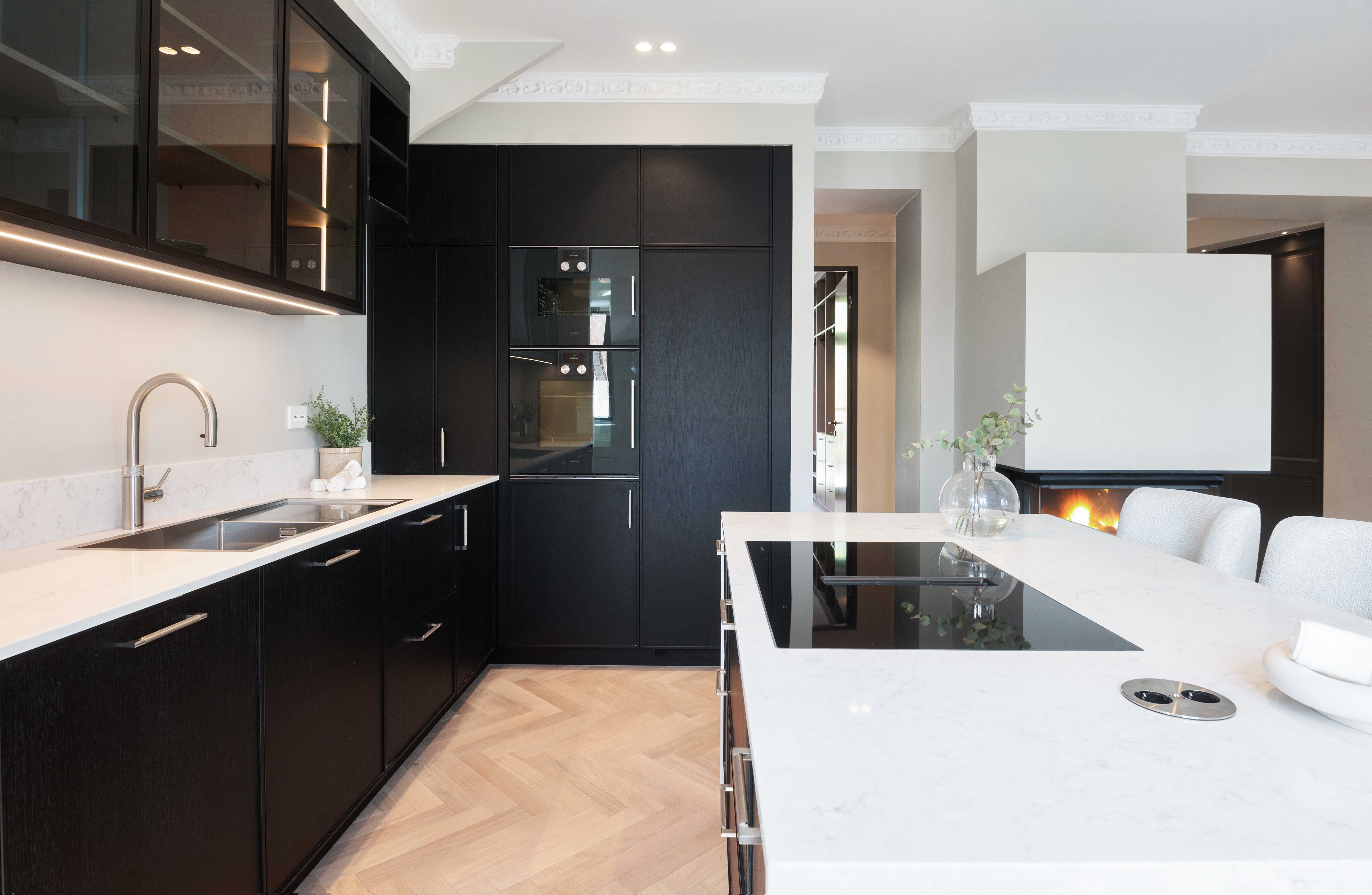 Elegant svart kjøkken