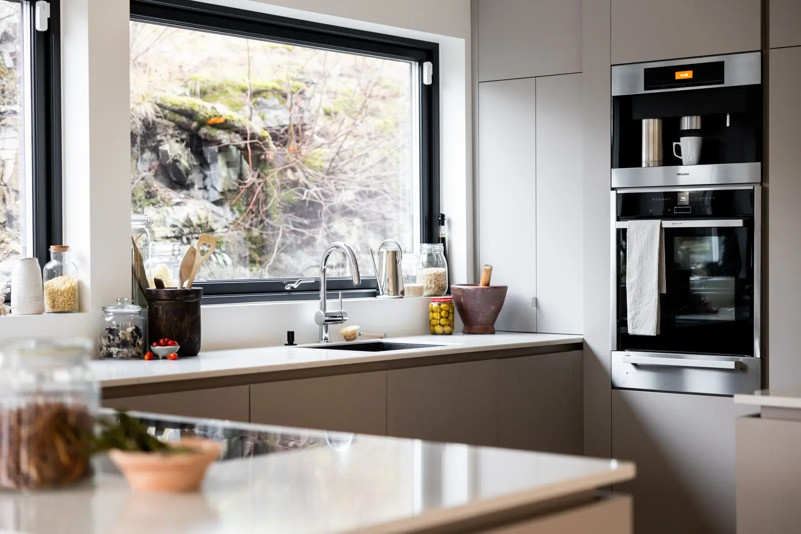 Greige, stilrent kjøkken