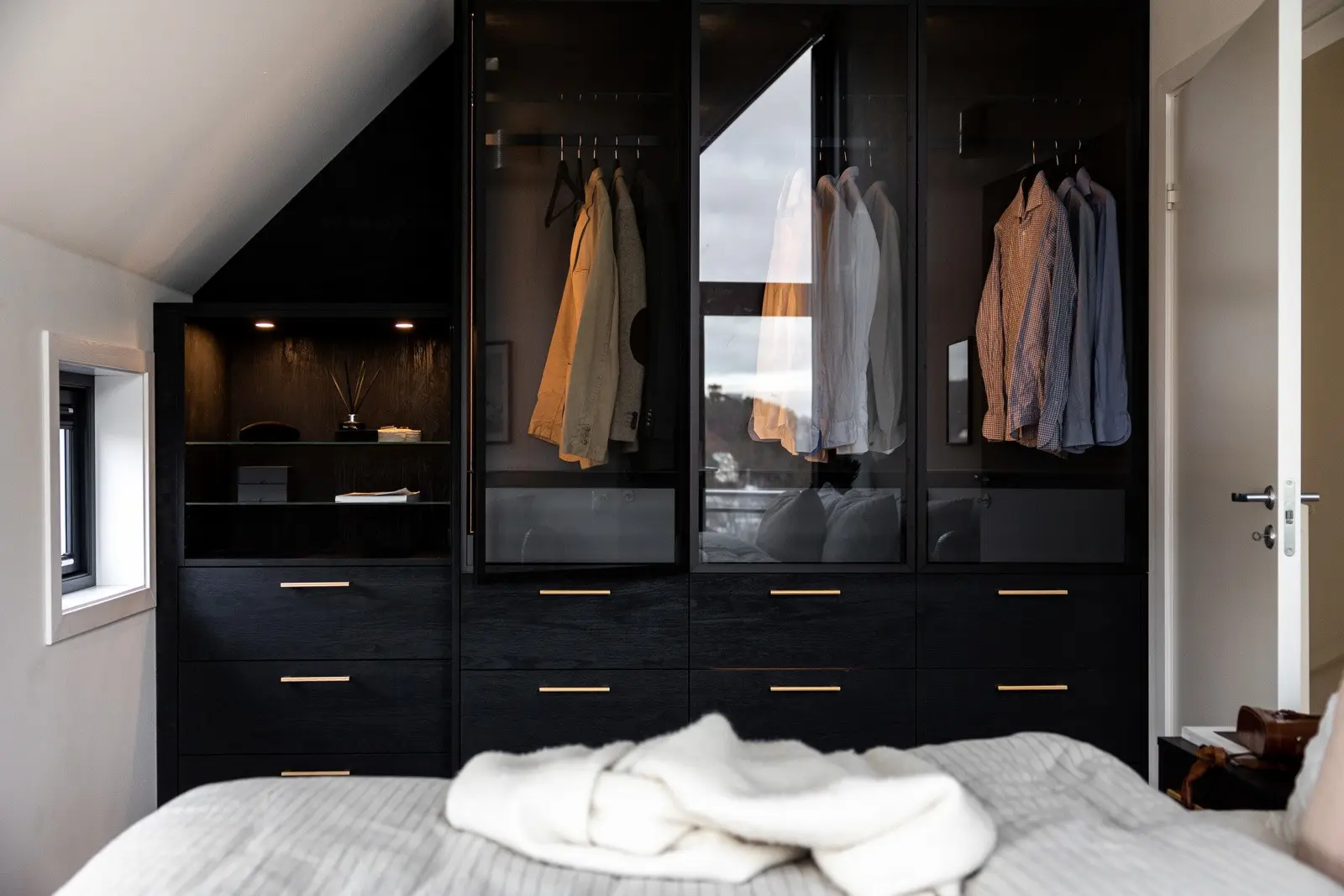 Mørk garderobeløsning med messingdetaljer - Bilde 2